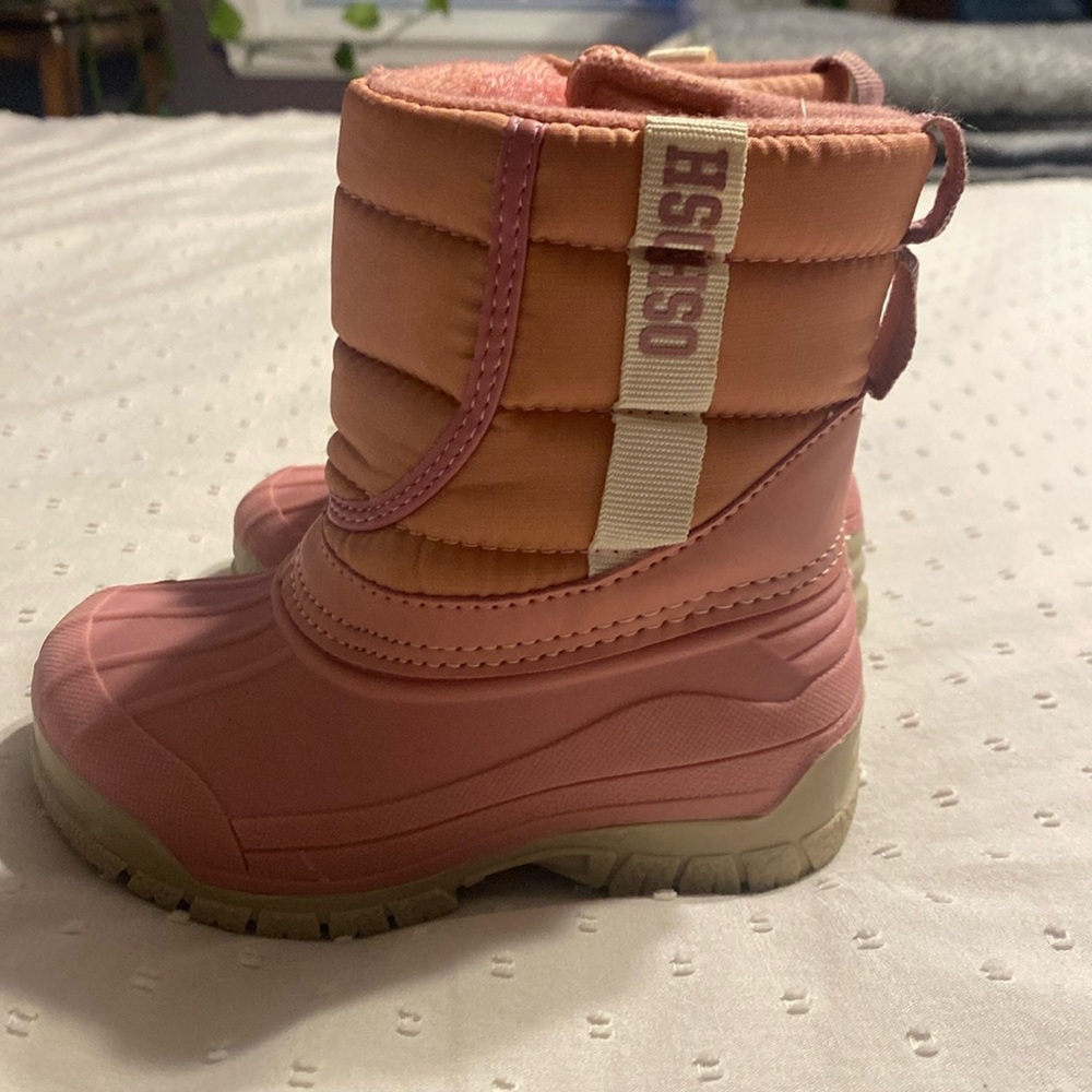 Toddler winter boots.